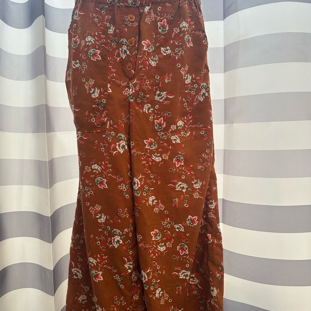 Floral 2 piece set. Crop with tank and high waisted straight leg pants